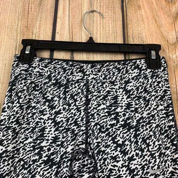 Nike Essential Tight Fit Capri Leggings xs - Picture 5 of 9